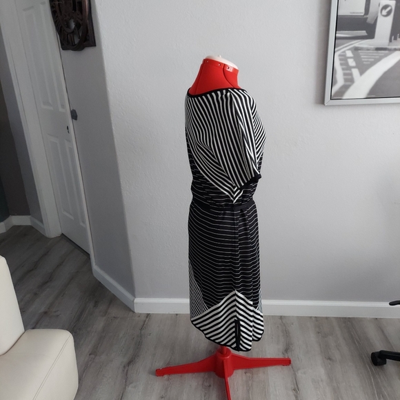 ST.JOHN DRESS - Picture 3 of 5